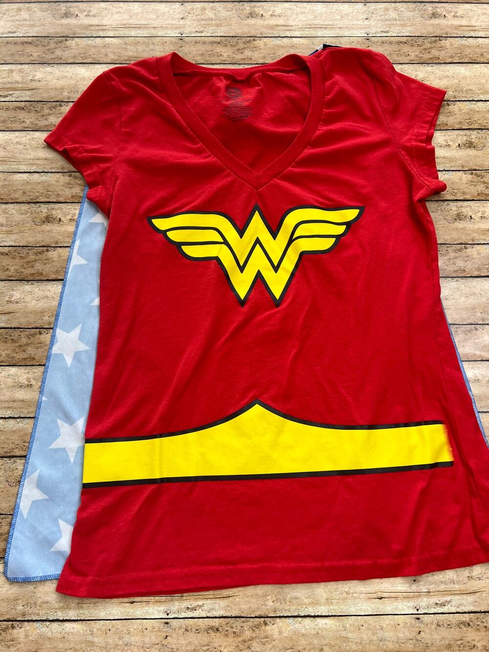 DC Comics Wonder Woman Tshirt with Cape XL (fits like a M)